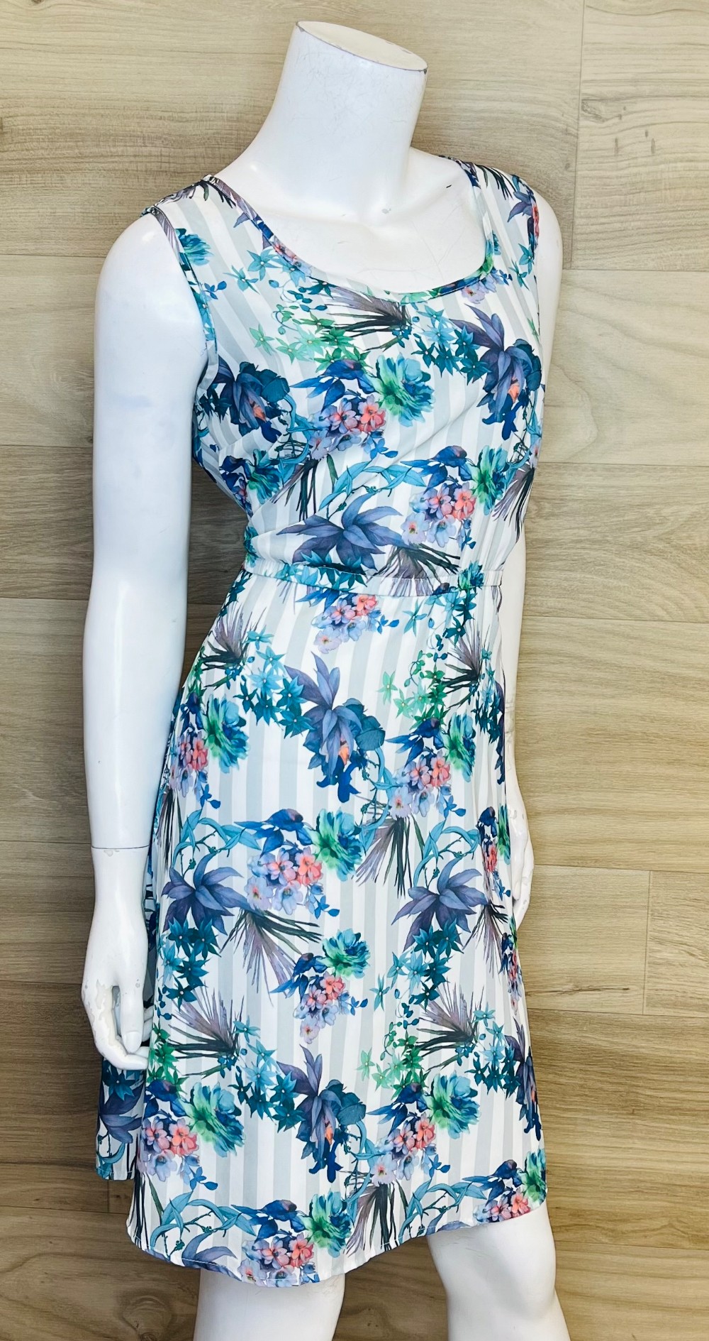 Robe San Francisco (M) blanche avec fleurs bleues