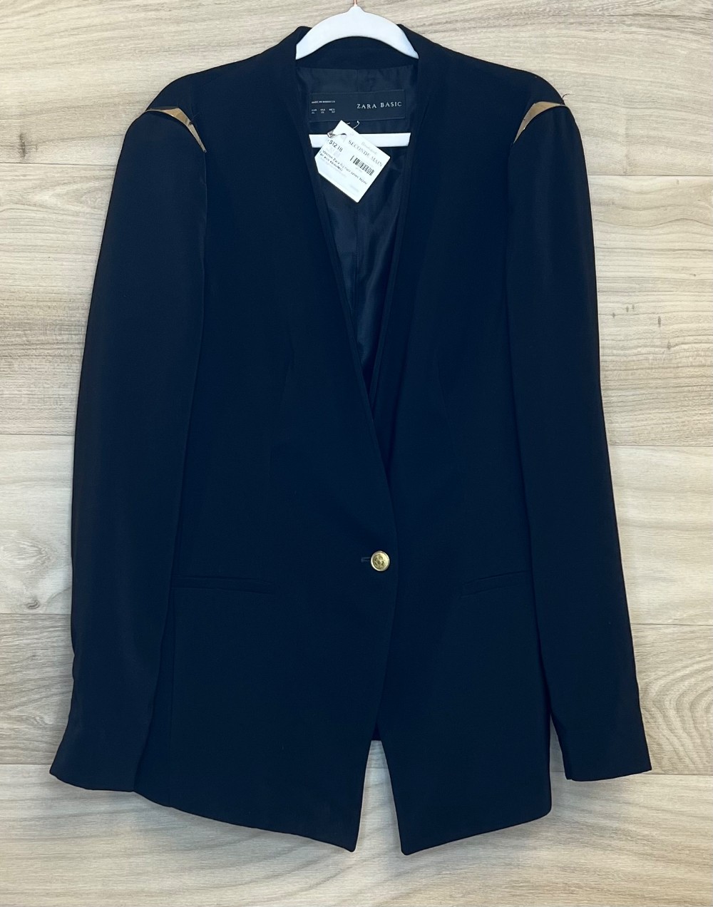 Veston Zara (L) noir (avec bijou or aux épaules)