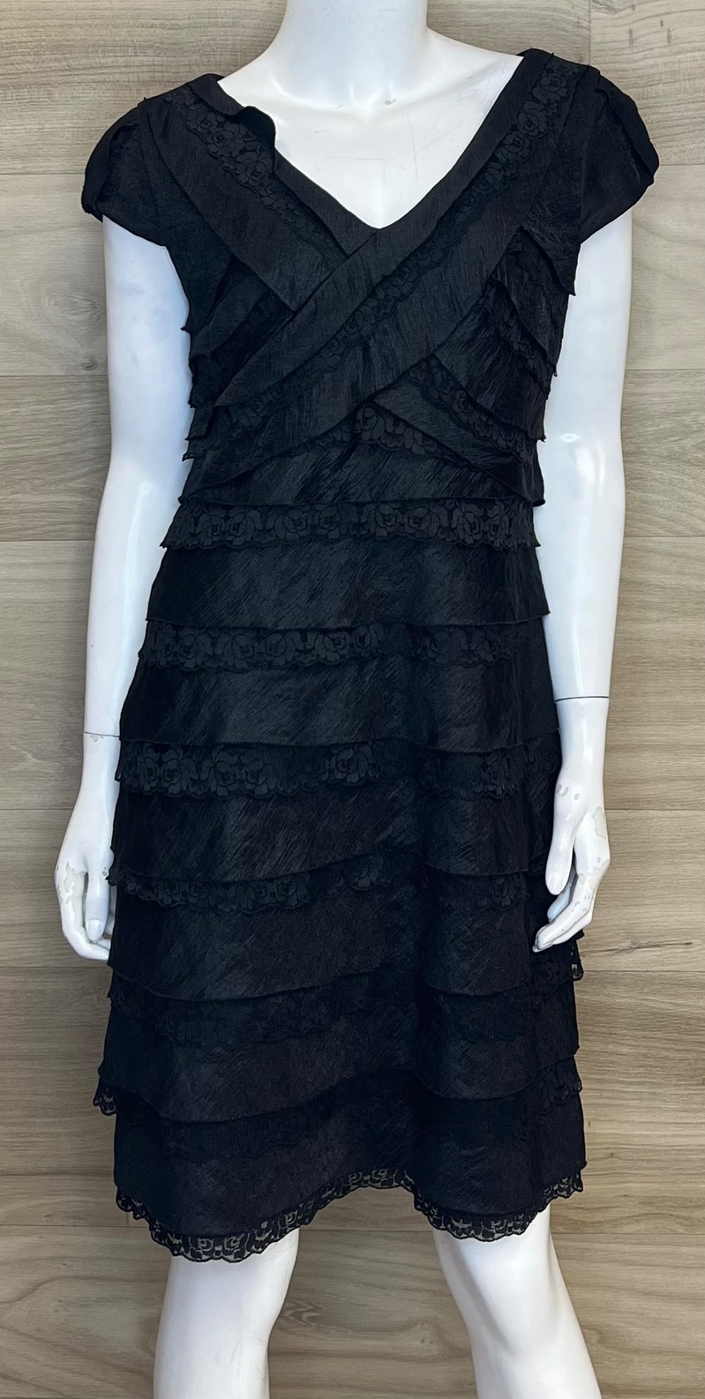 Robe Jessica (L) Noire Multi Etagee Dentelle