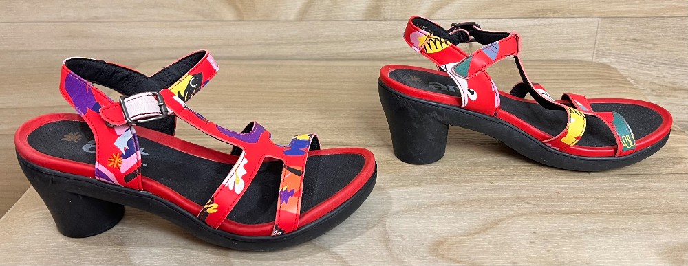 Sandales The Art Company (7.5) rouge avec motifs