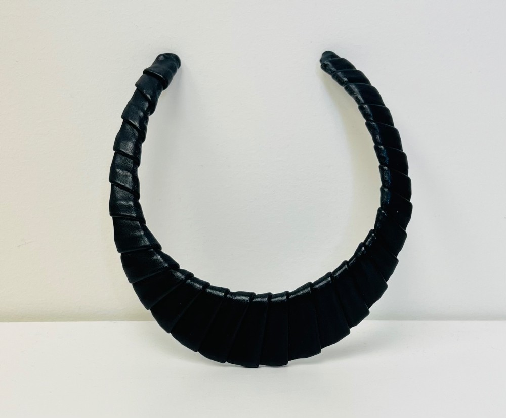 Collier noir (cuir)