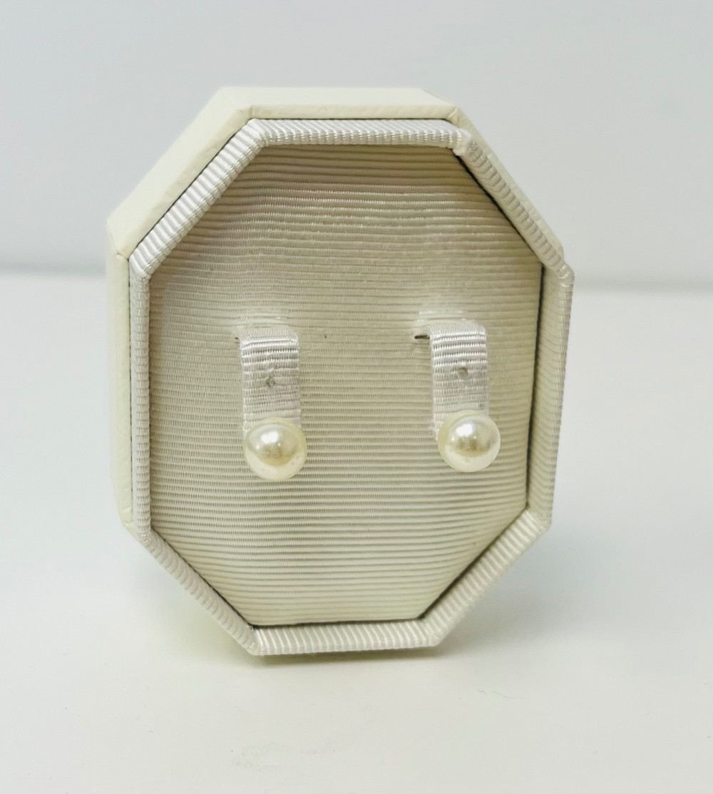 Boucle d'oreille (perles blanches)