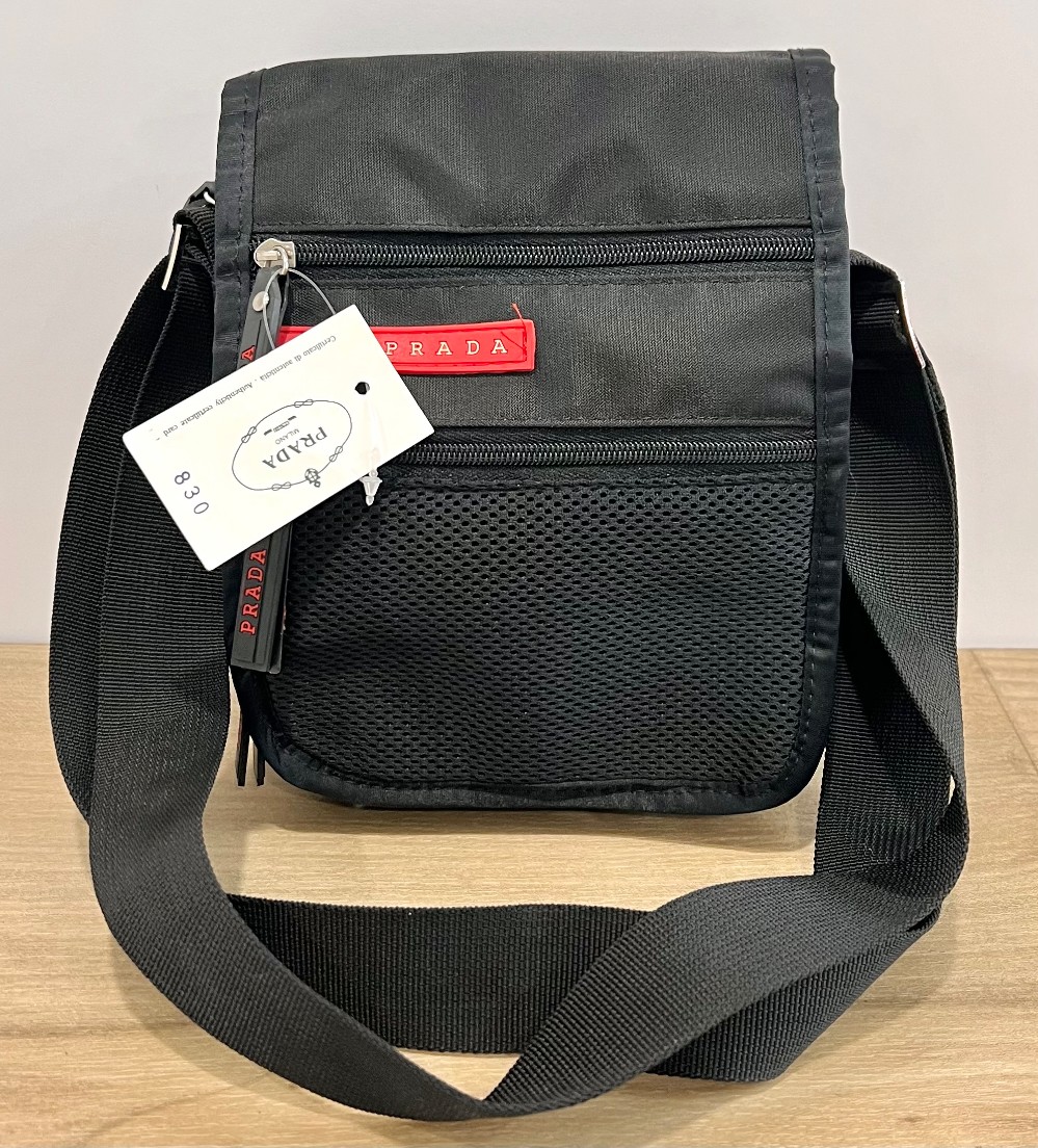 Sacoche PRADA noire avec détails rouges