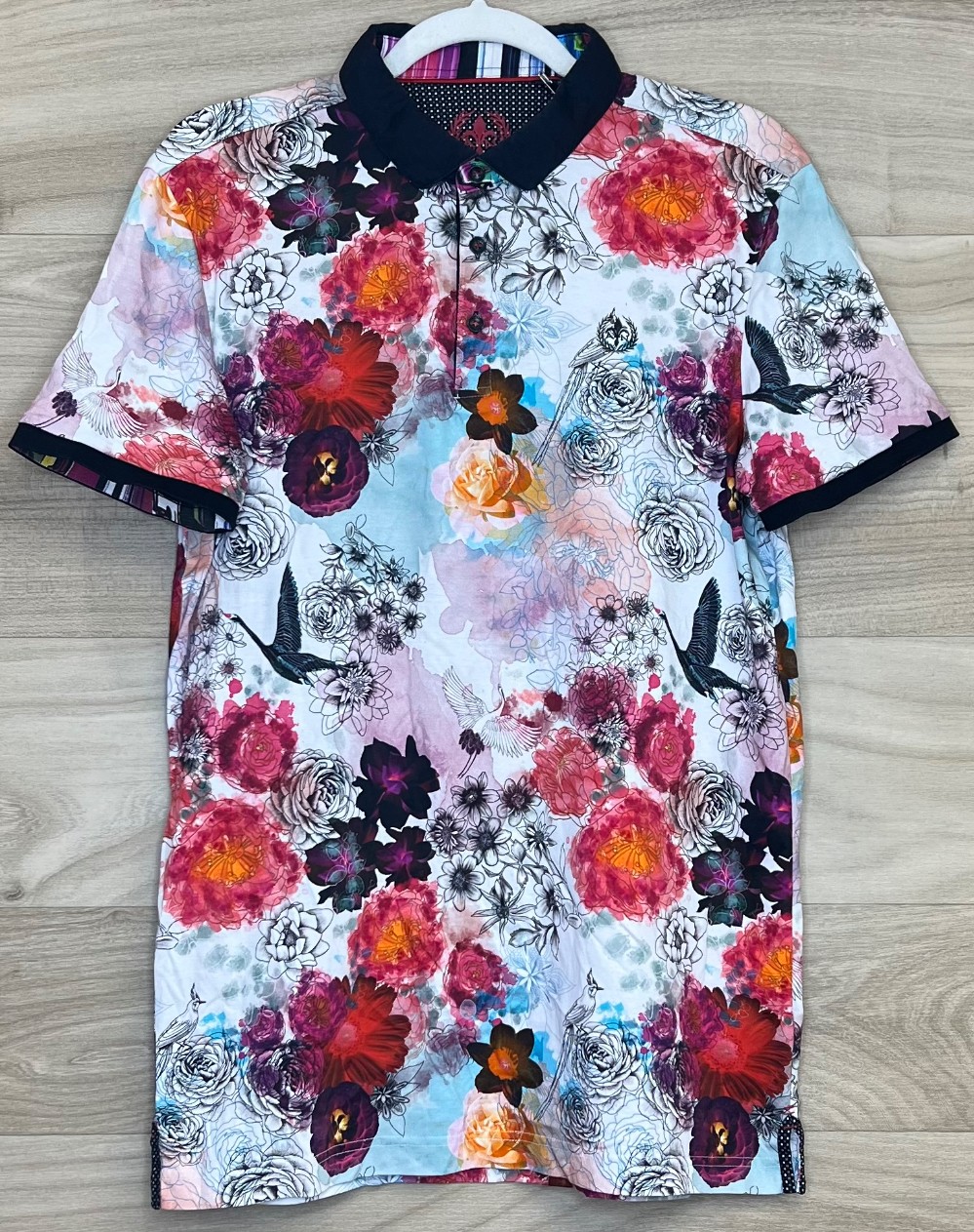 H Polo Au Noir (M) blanc et fleurs rouges