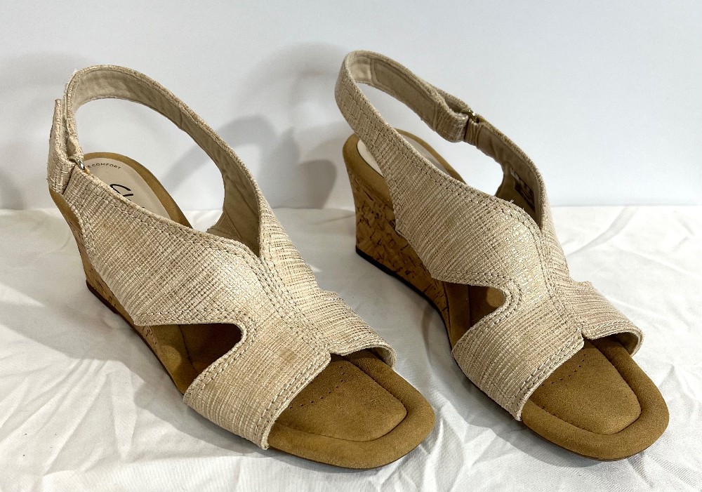 Sandales CLARKS (7.5) beige reflets dorés