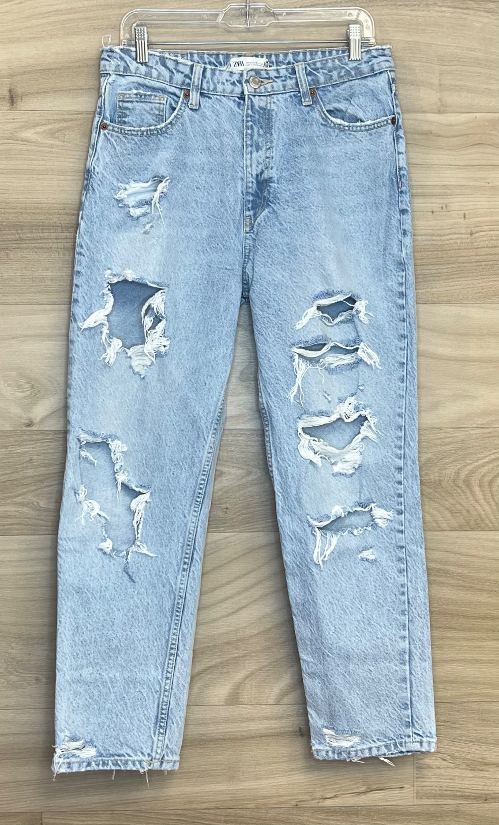 Jeans Zara (M/10) bleu pâle (troué)