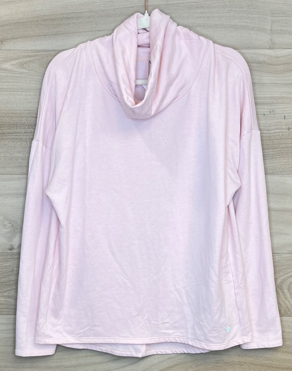 Chandail Apana (L) rose