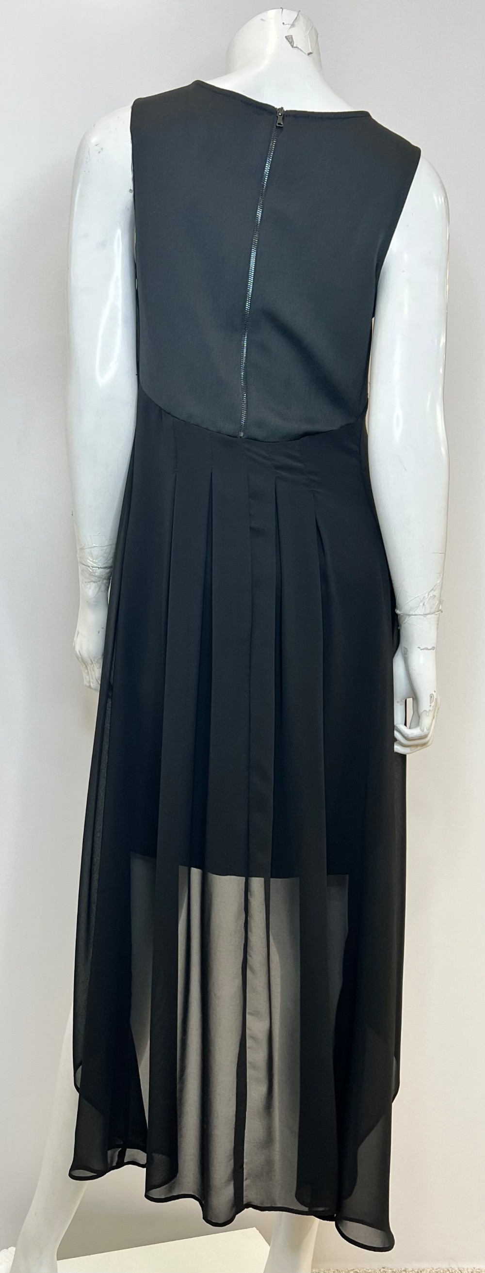 Robe CARTISE (S) noire avec bijoux or et argent (vaporeuse)_