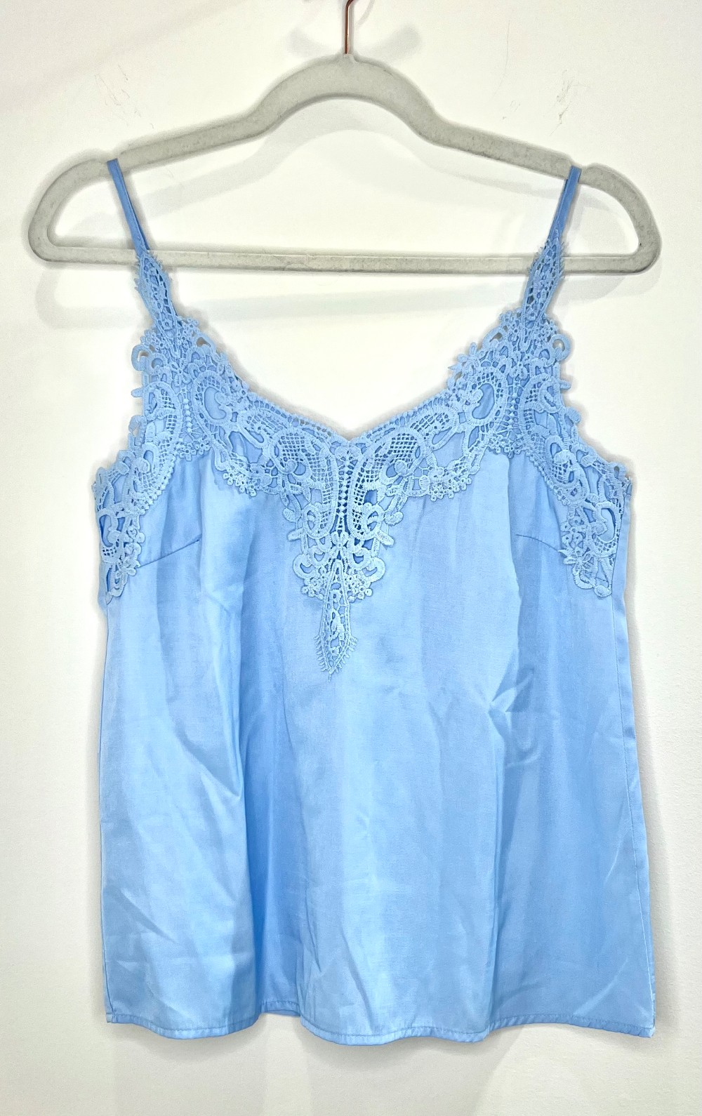 Camisole Cream (M) bleu pâle avec broderies