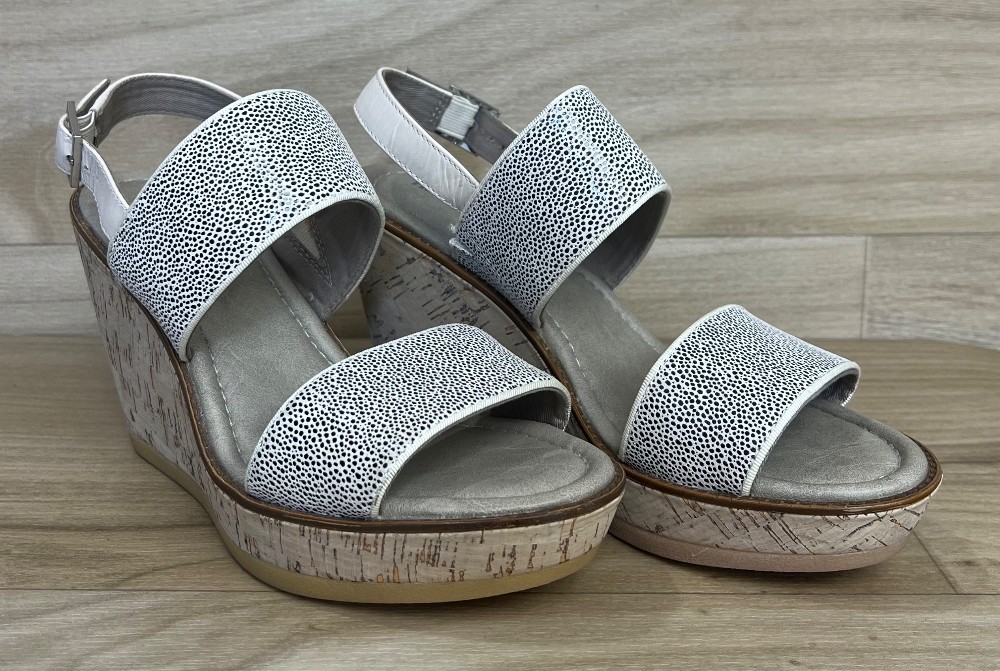 Sandales Hush Puppies (8.5) beige avec talon compensé