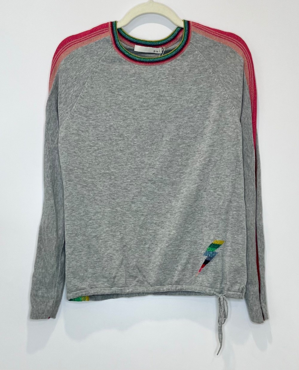 Chandail OUI (S) gris avec lignes multicouleur