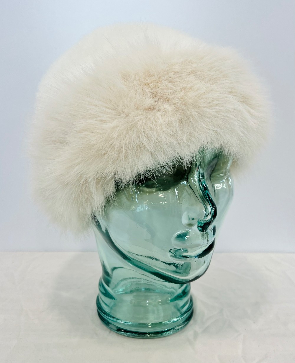 Chapeau Sans Marque ivoire (imitation fourrure)