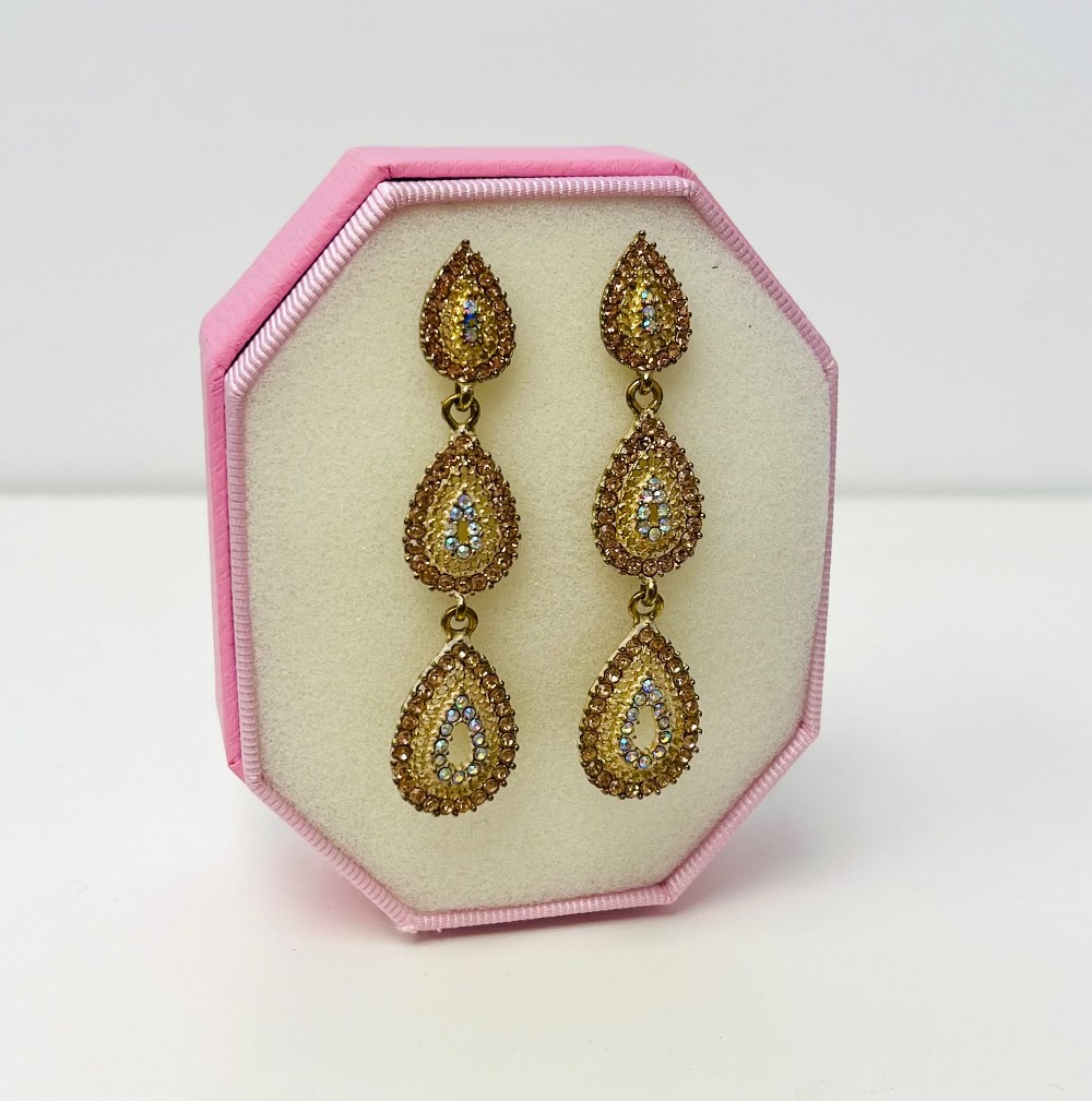 Boucle d'oreille diamants roses et reflets colorés