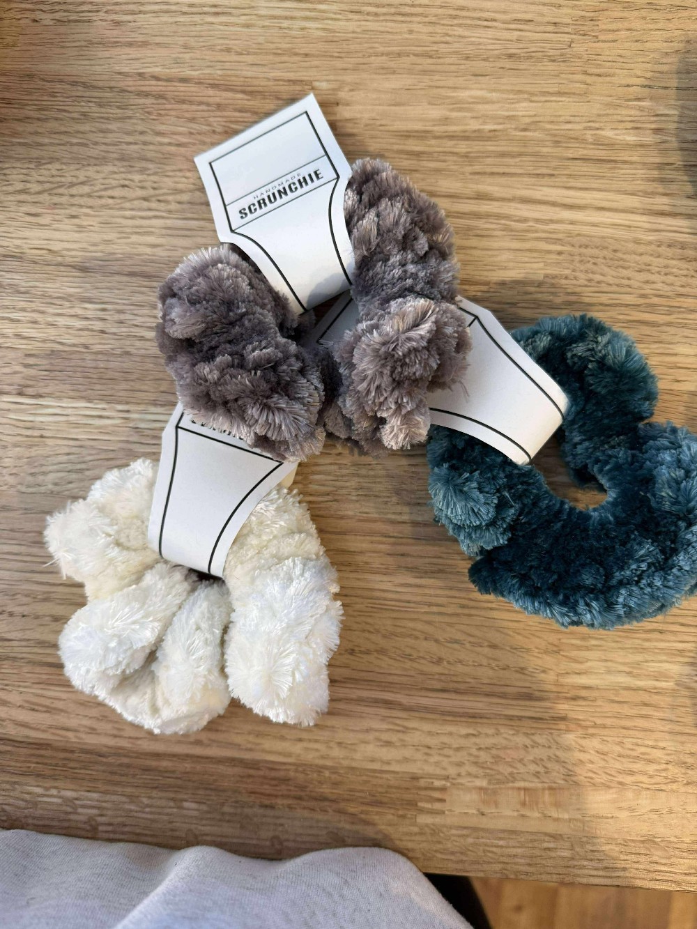 W - Velvet Scrunchies (Child)