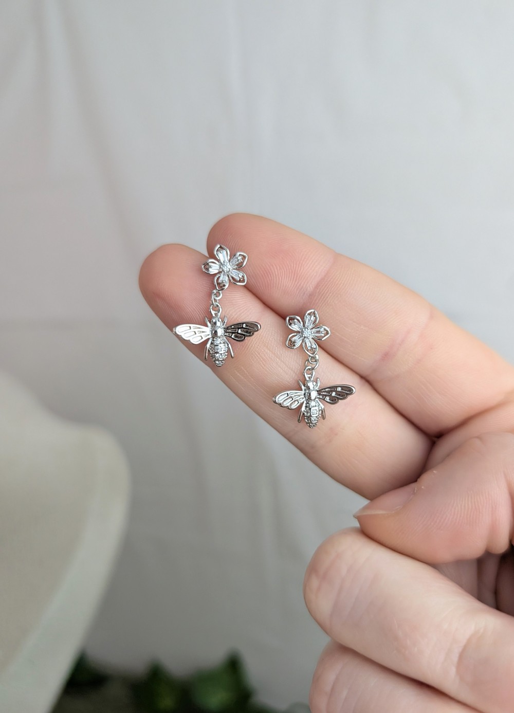 Bee and Flower stud earrings - silver