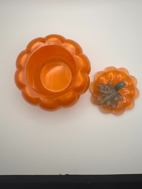 DD Pumkin trinket jar with leaf lid