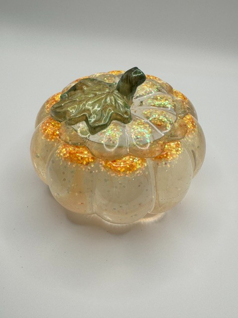 DD clear with orange glitter pumpkin w leaf jar