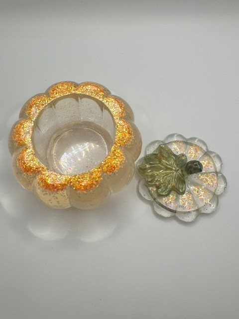 DD clear with orange glitter pumpkin w leaf jar