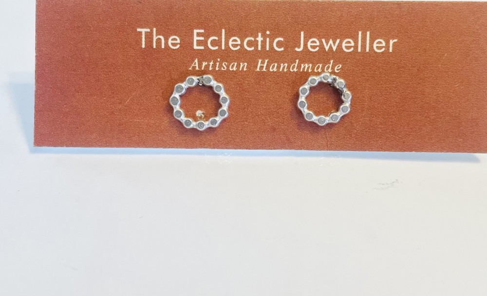 Full circle collection studs
