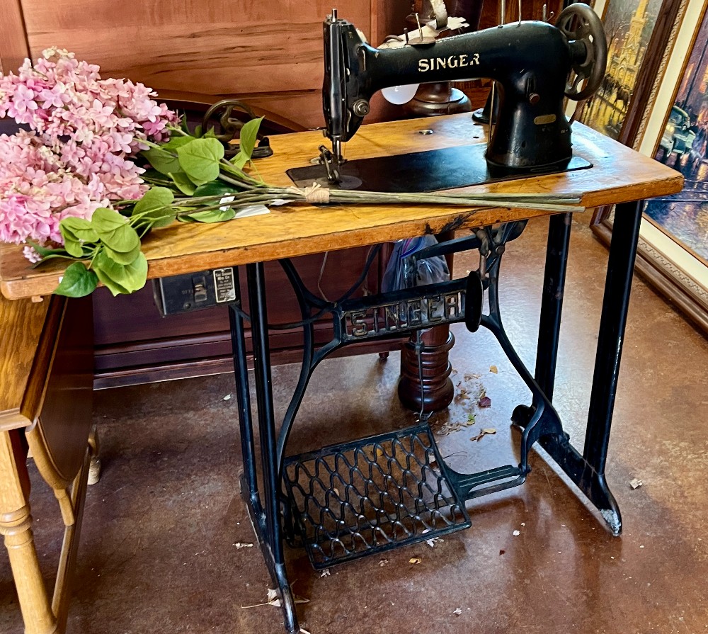 Antique Singer Sewing Machine in Table 40 x 18