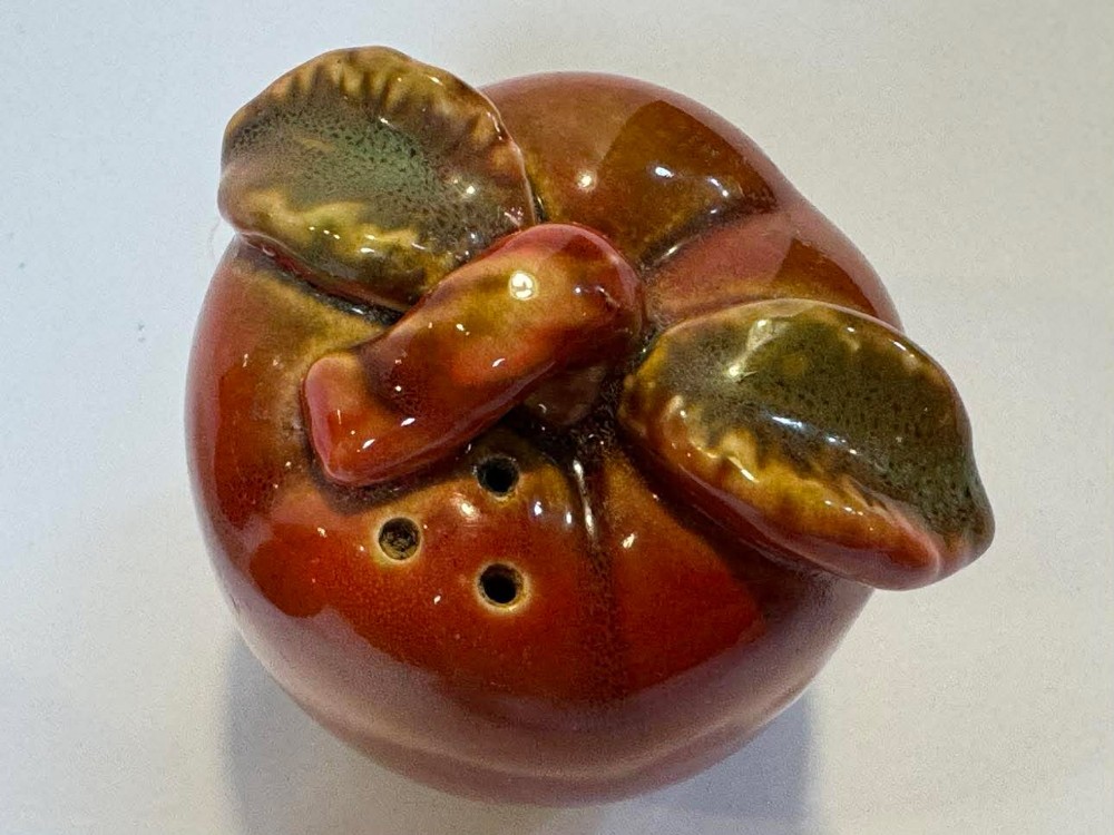 0306 - Set of two - Apple salt and pepper shakers (ceramic)