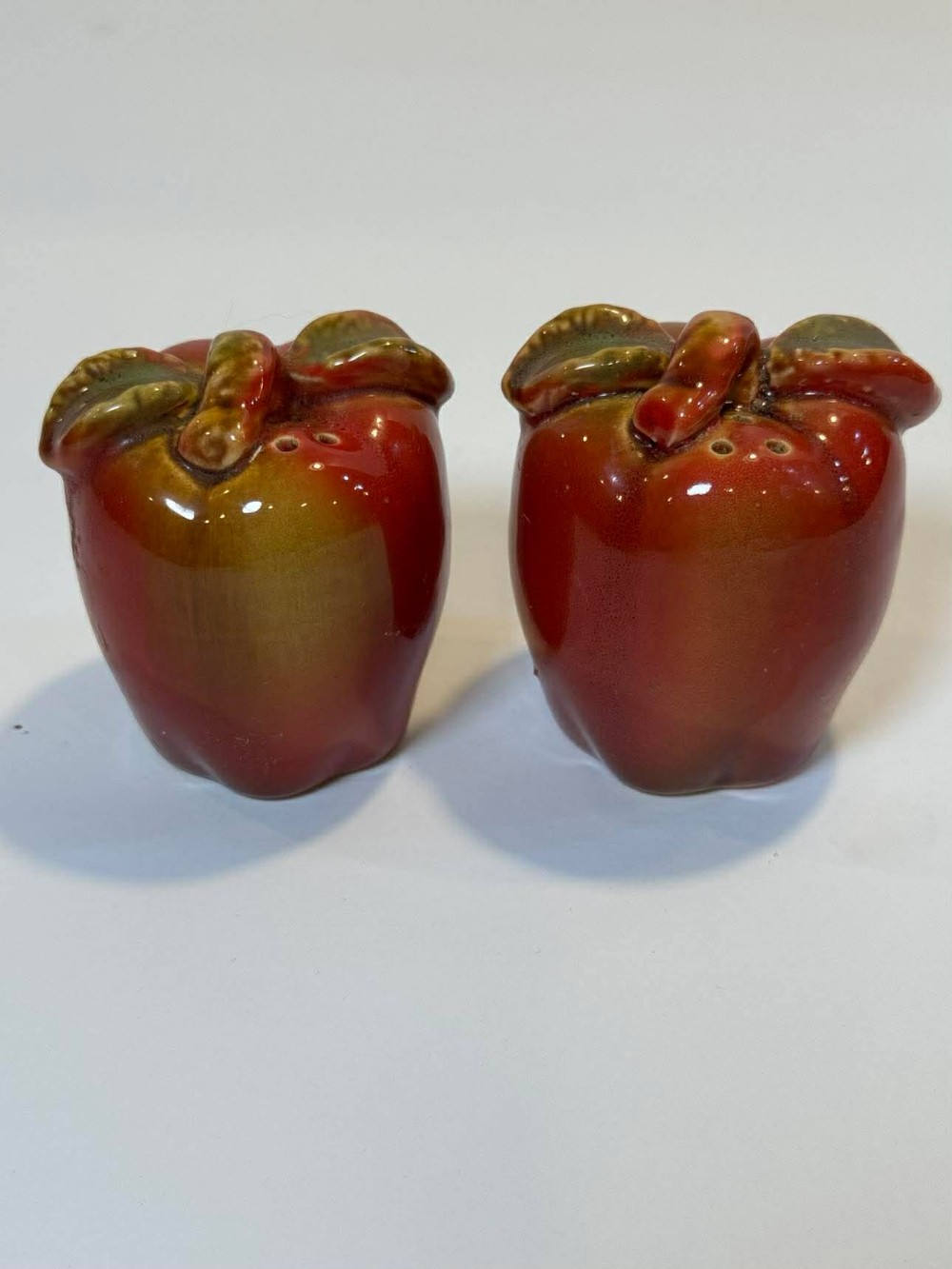 0306 - Set of two - Apple salt and pepper shakers (ceramic)