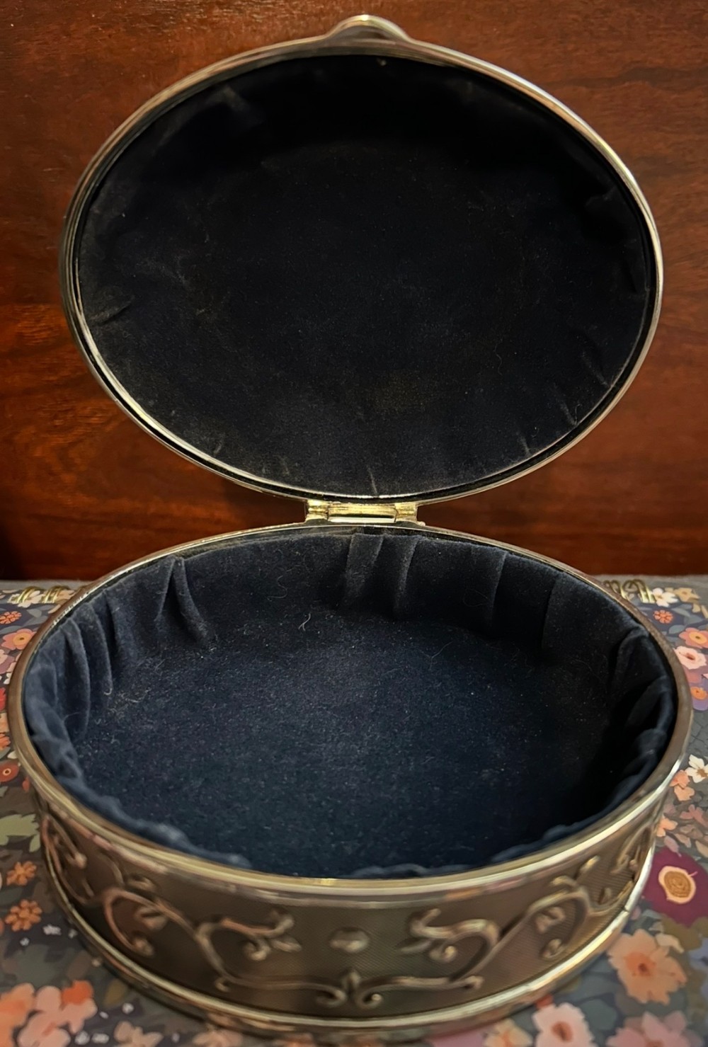 Ornate oval silver tone jewelry trinket box vintage style