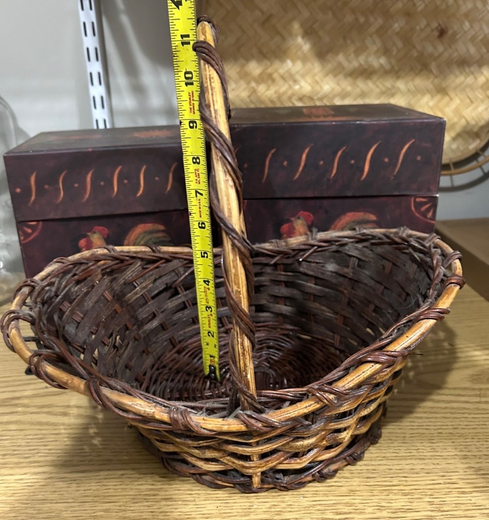 Primitive basket with handle