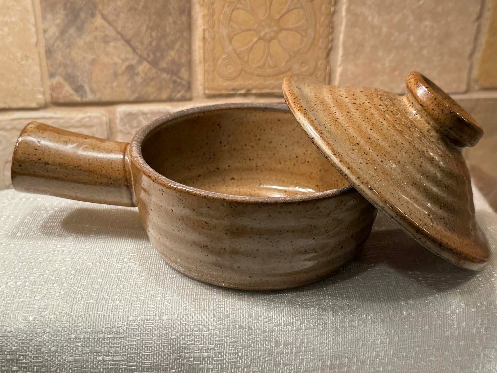 1006 - stoneware microwave cooker also known as Stone wave cooker