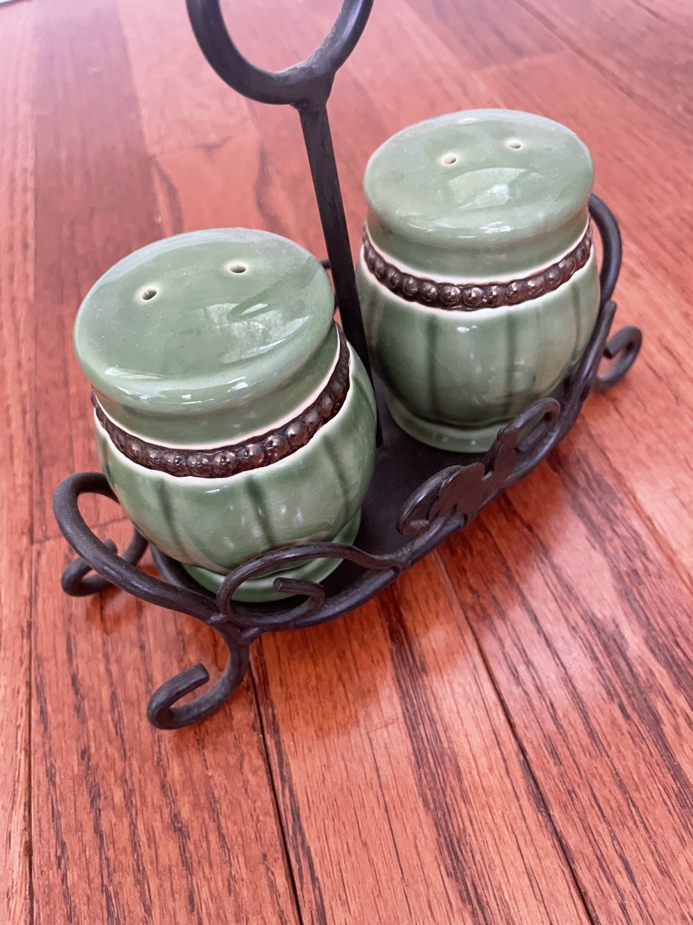 Cracker Barrel Elegant Rooster Salt and Pepper Shakers with metal stand