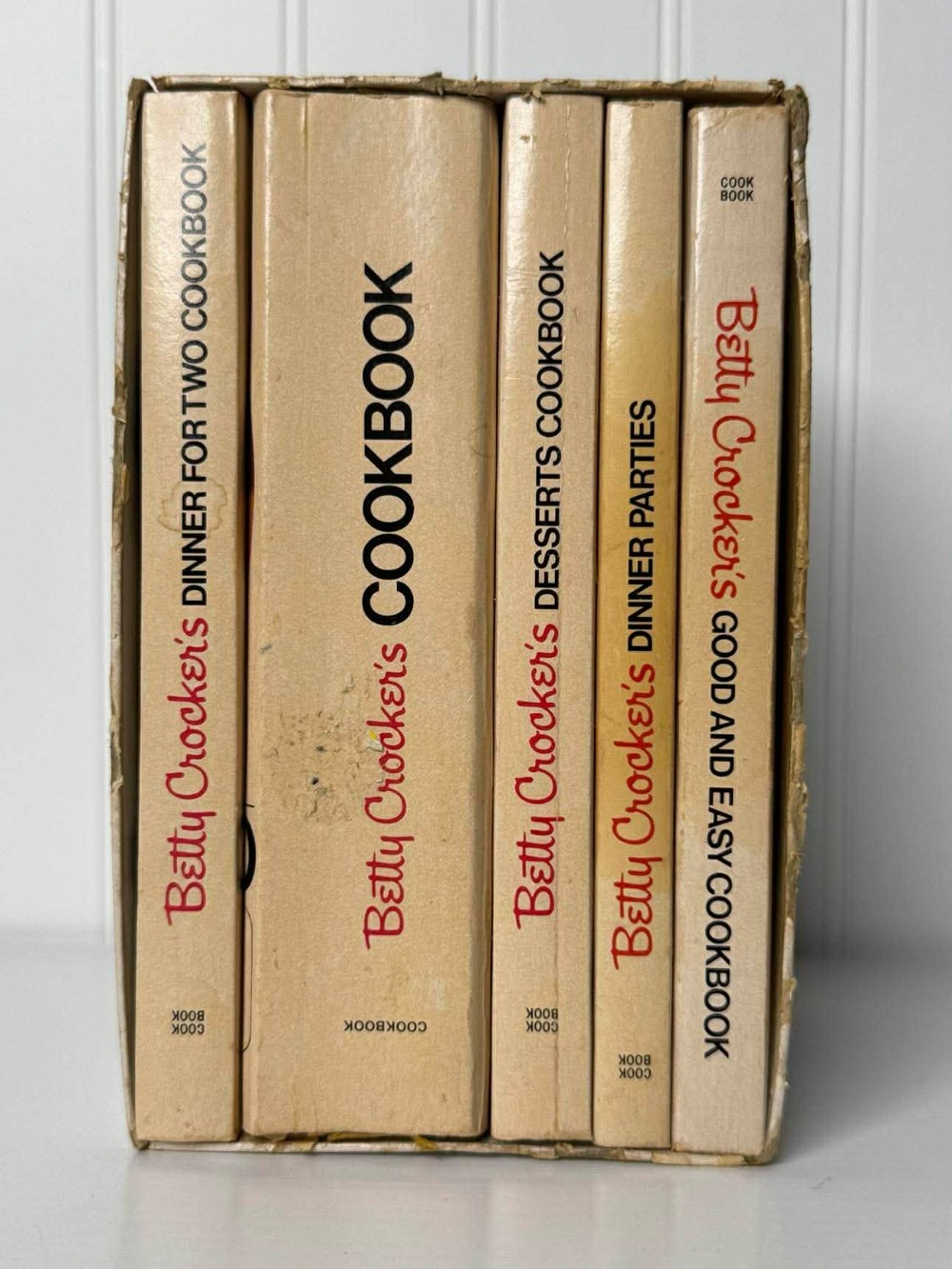 2610 - Vintage 1970s Cooking with Betty Crocker 5-volume cookbook box set