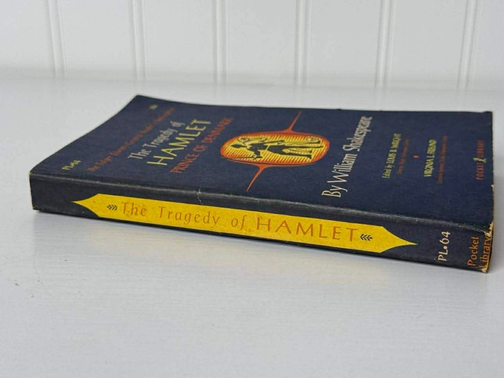 2612 - Vintage 1958 paperback edition of The Tragedy of Hamlet published by the Pocket Library