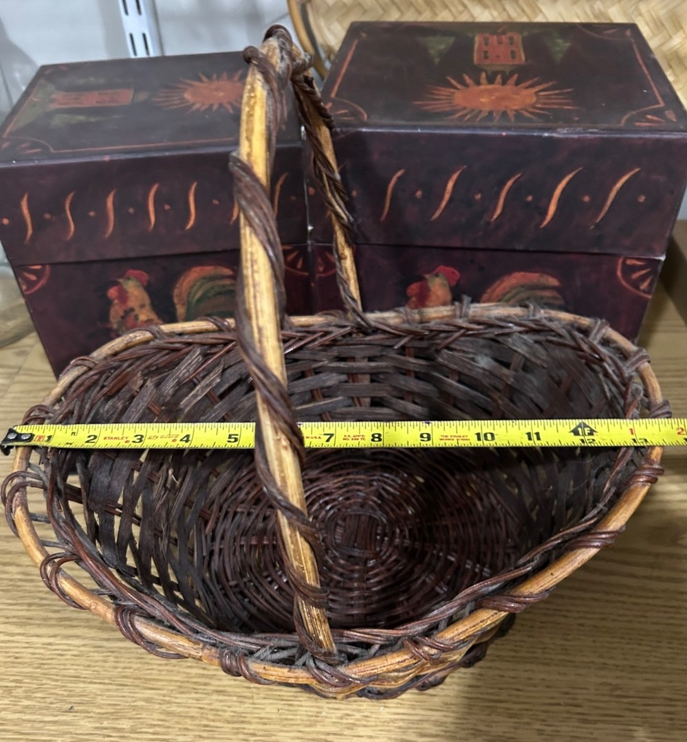Primitive basket with handle