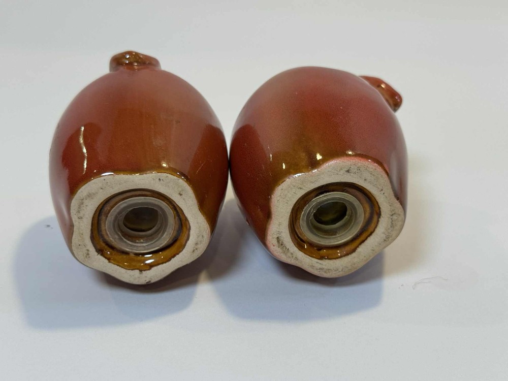 0306 - Set of two - Apple salt and pepper shakers (ceramic)