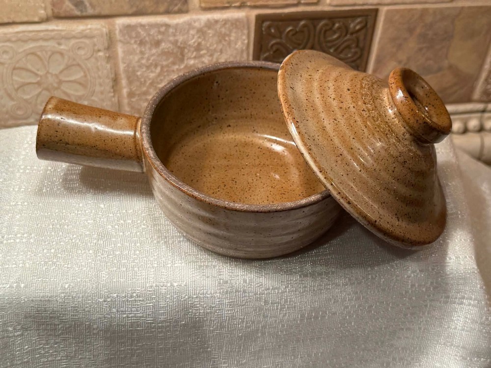 1006 - stoneware microwave cooker also known as Stone wave cooker