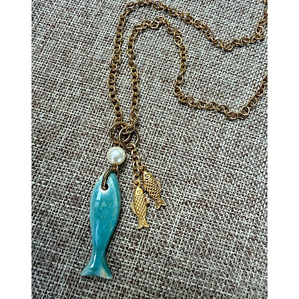 Ceramic fish w/glass pearl and fish charms on 18