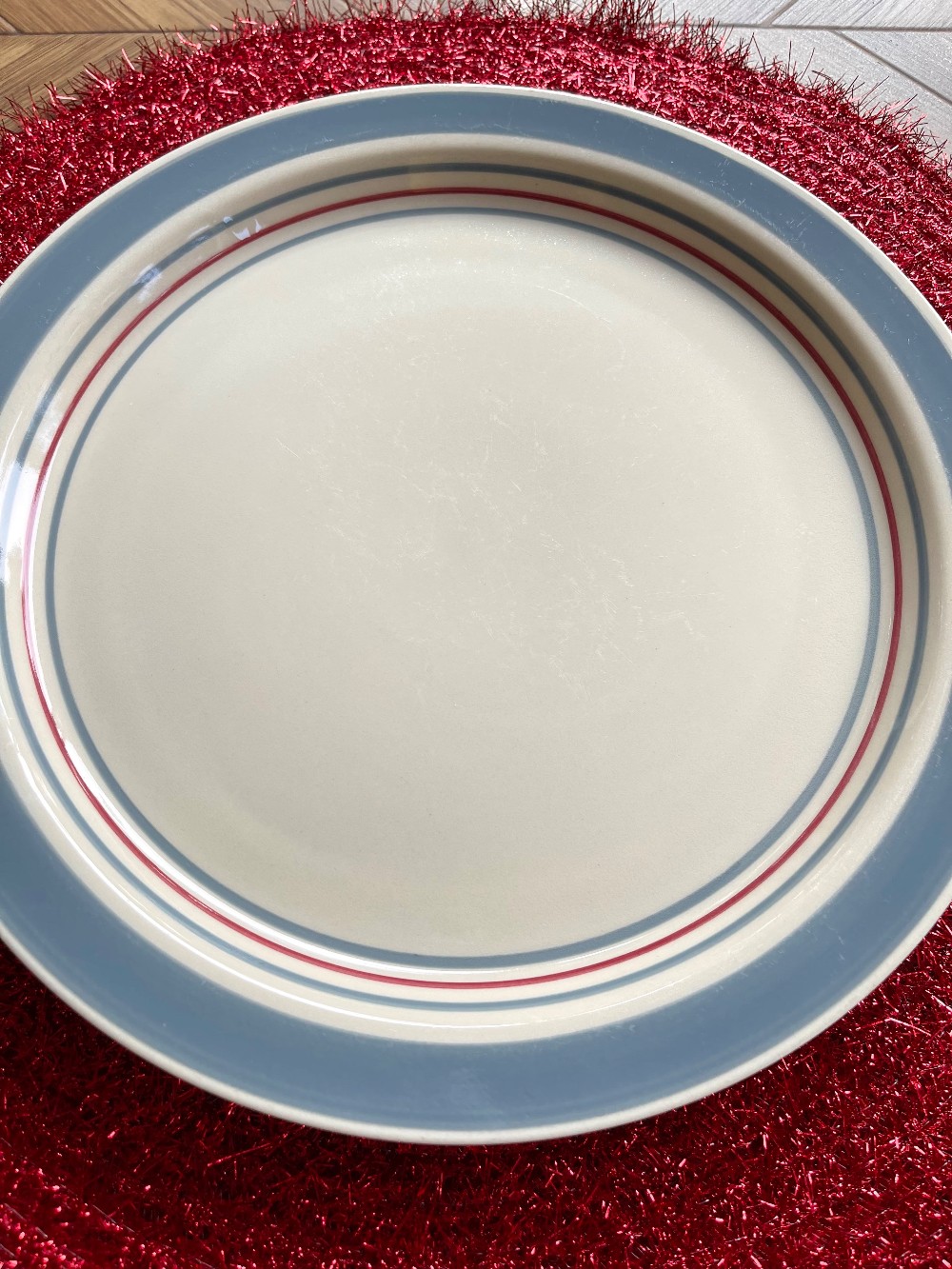 Parallel pattern International plate
