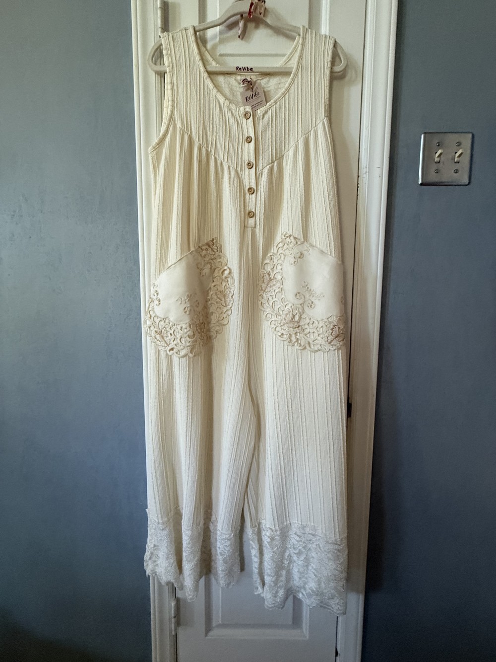 Jumper: Cream textured knit Easel jumper w/lace ruffled legs and eyelet pockets