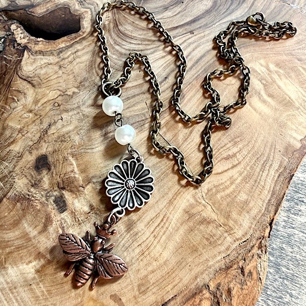 Whimsical bee/flower/pearl short necklace